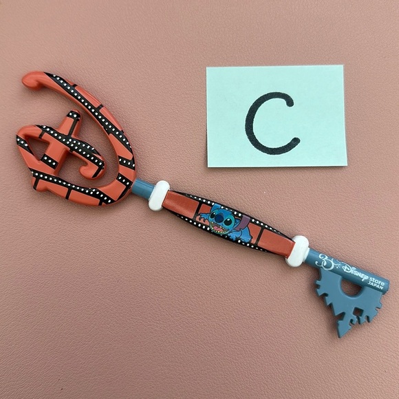 30th Anniversary Disney Store Mystery Key - Stitch - Picture 1 of 2